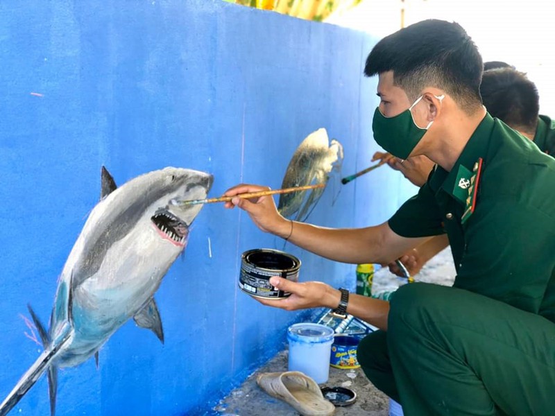 Đảo Phú Quý vẽ tranh bích họa trên kè biển kêu gọi bảo vệ sinh vật biển nguy cấp