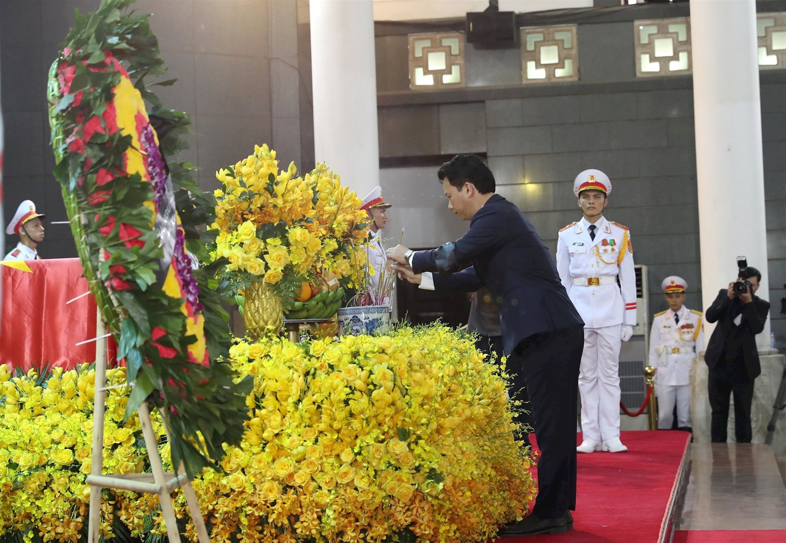 Đoàn Bộ Tài nguyên và Môi trường viếng Tổng Bí thư Nguyễn Phú Trọng