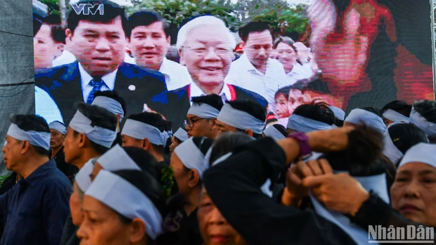 Người dân bày tỏ niềm kính trọng và thương tiếc Tổng Bí thư Nguyễn Phú Trọng