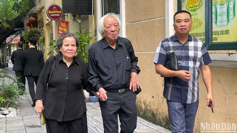 Người dân bày tỏ niềm kính trọng và thương tiếc Tổng Bí thư Nguyễn Phú Trọng