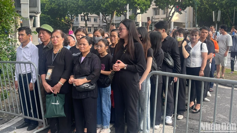 Người dân bày tỏ niềm kính trọng và thương tiếc Tổng Bí thư Nguyễn Phú Trọng