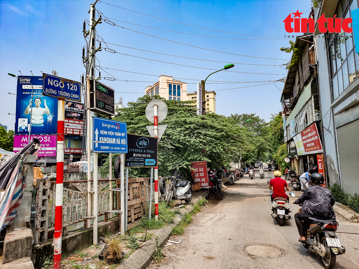 Hà Nội: Xe tự chế vô tư đổ trộm phế thải vật liệu xây dựng 
