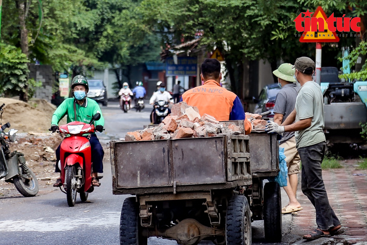 Hà Nội: Xe tự chế vô tư đổ trộm phế thải vật liệu xây dựng 