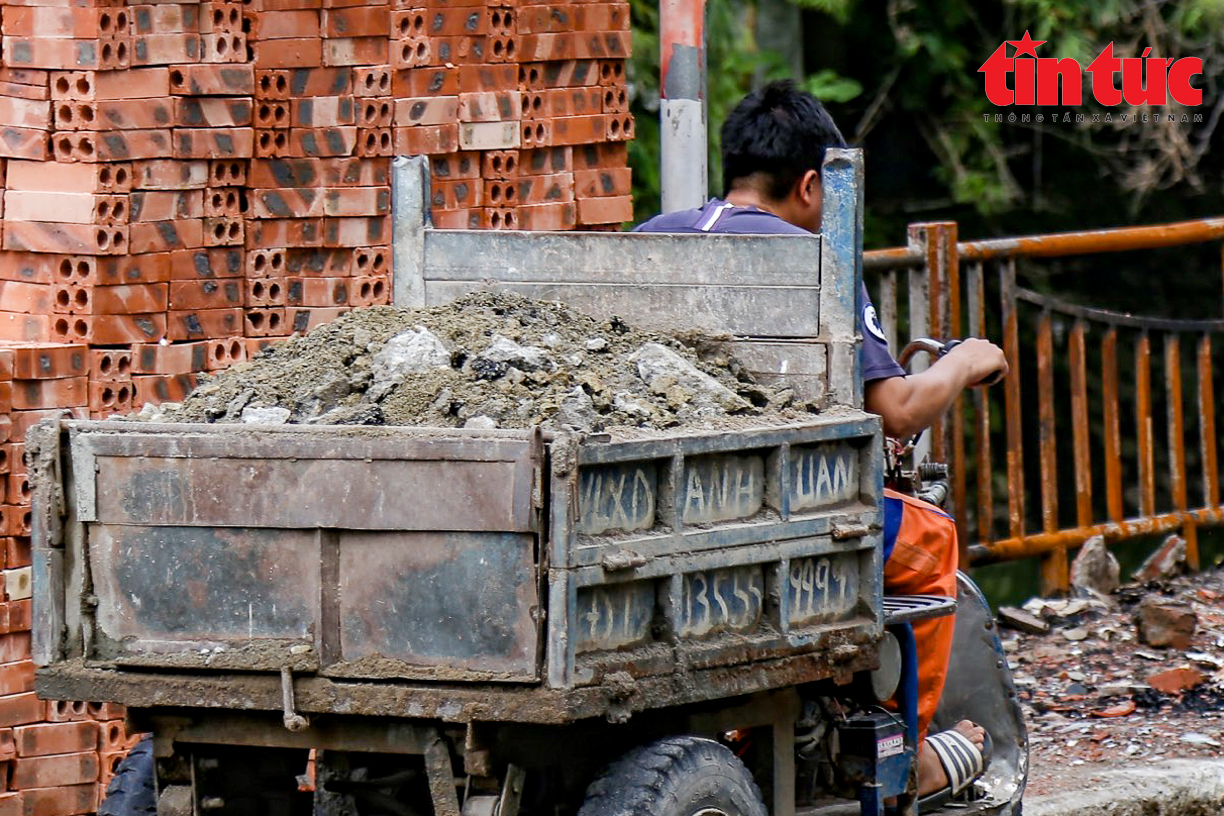 Hà Nội: Xe tự chế vô tư đổ trộm phế thải vật liệu xây dựng 