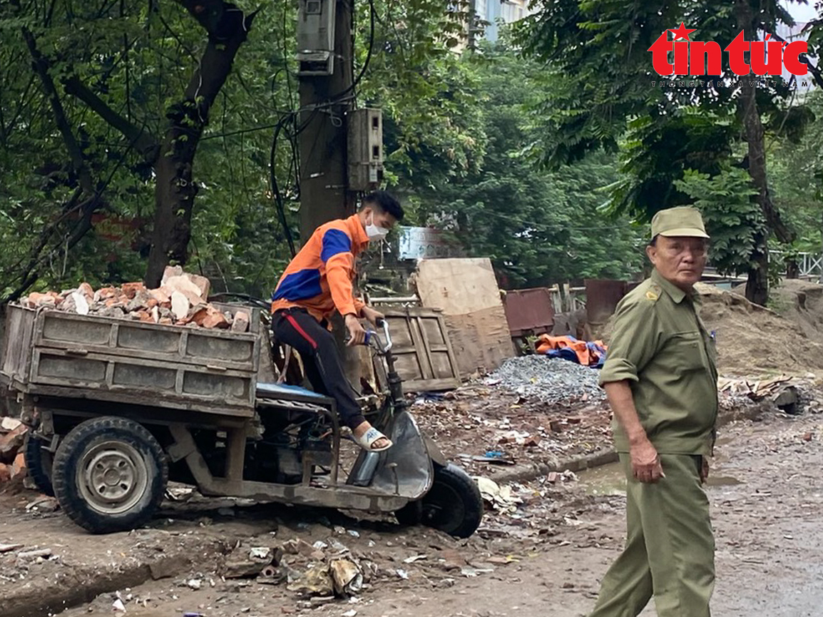 Hà Nội: Xe tự chế vô tư đổ trộm phế thải vật liệu xây dựng 