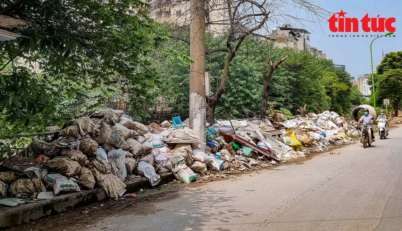 Hà Nội: Xe tự chế vô tư đổ trộm phế thải vật liệu xây dựng 