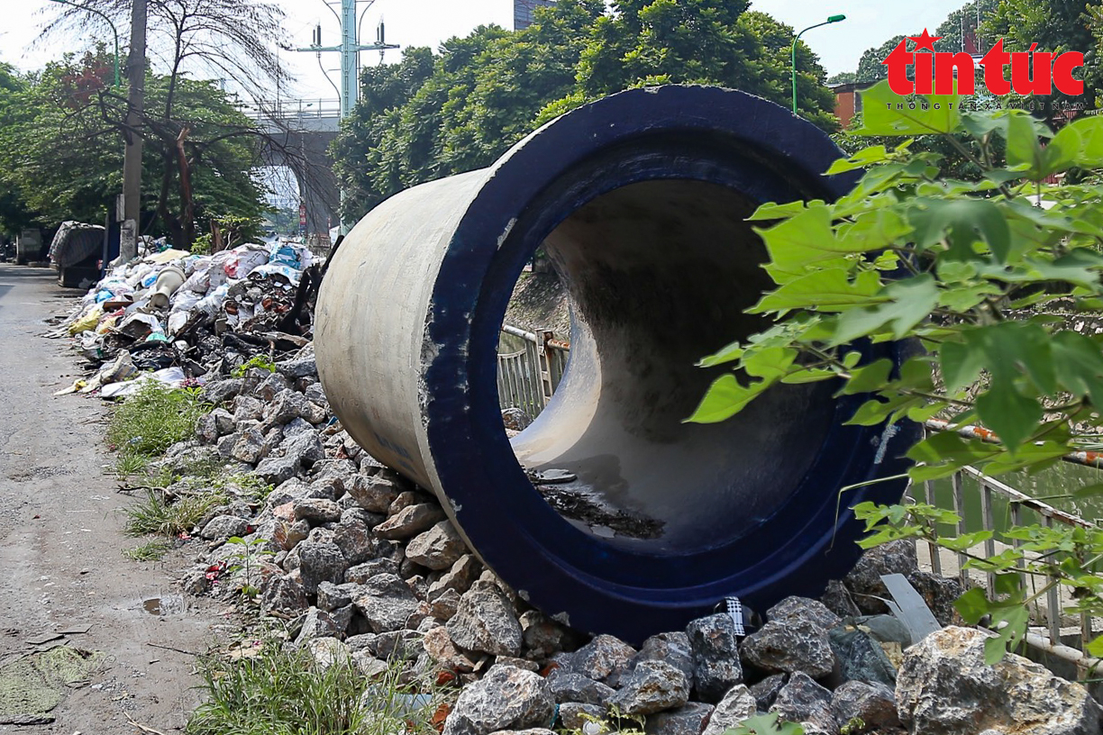 Hà Nội: Xe tự chế vô tư đổ trộm phế thải vật liệu xây dựng 