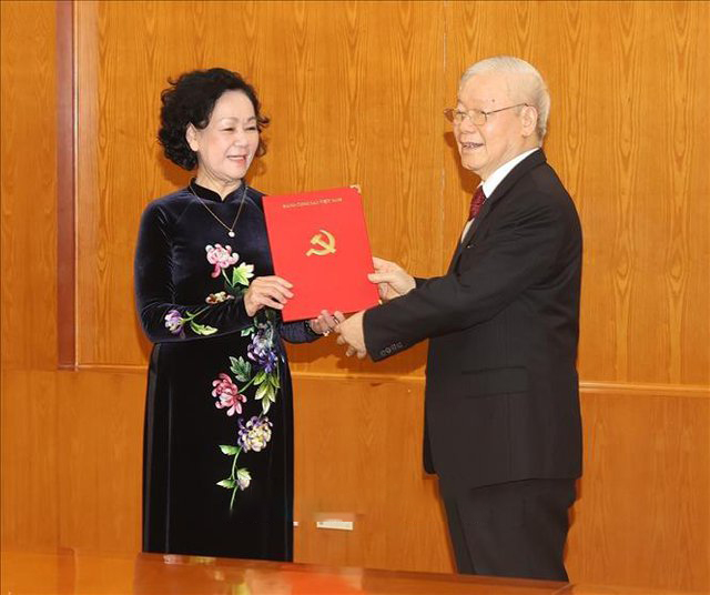 Tổng Bí thư Nguyễn Phú Trọng trao Quyết định phân công đồng chí Trương Thị Mai giữ chức Thường trực Ban Bí thư