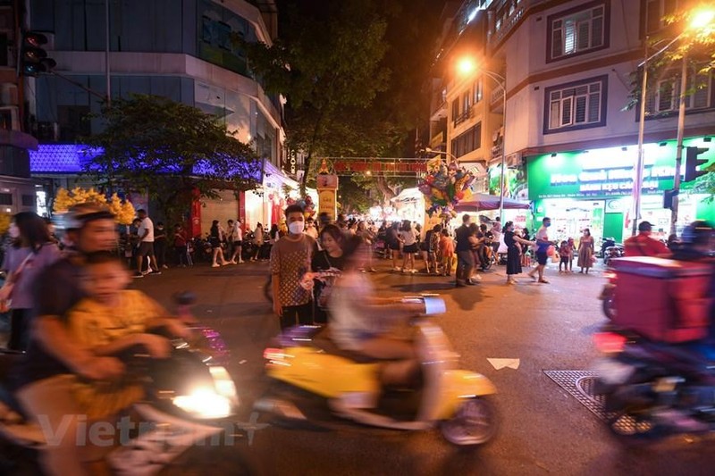 Phố cổ Hà Nội đông nghịt người dân đến chơi đêm Rằm tháng Tám