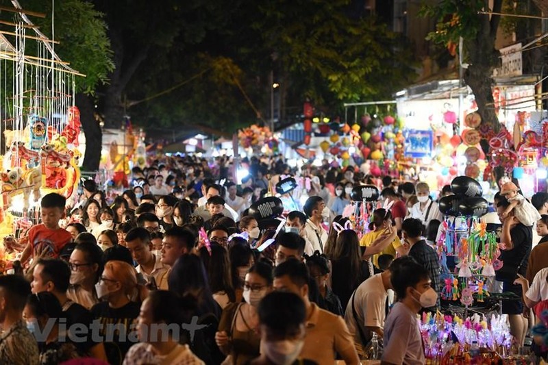 Phố cổ Hà Nội đông nghịt người dân đến chơi đêm Rằm tháng Tám