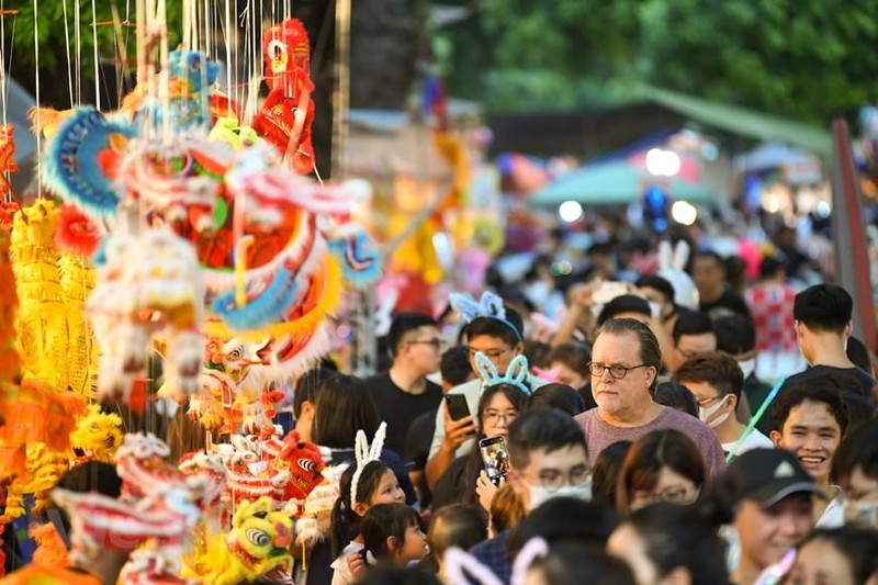Phố cổ Hà Nội đông nghịt người dân đến chơi đêm Rằm tháng Tám