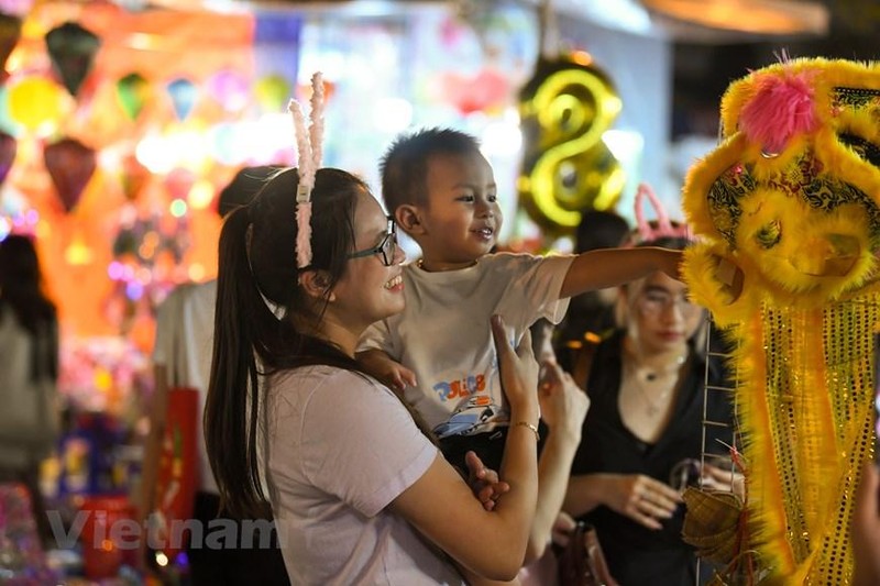 Phố cổ Hà Nội đông nghịt người dân đến chơi đêm Rằm tháng Tám