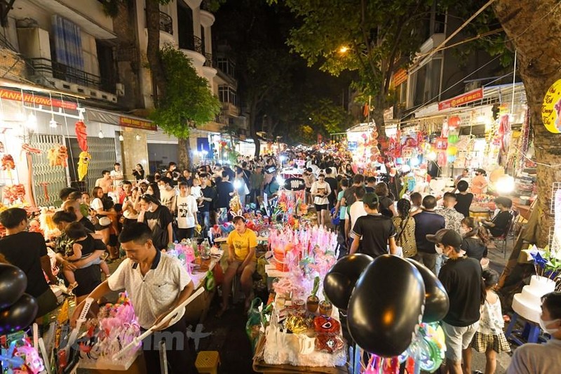 Phố cổ Hà Nội đông nghịt người dân đến chơi đêm Rằm tháng Tám