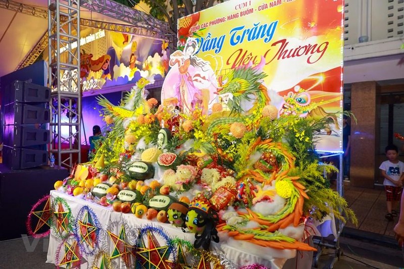 Phố cổ Hà Nội đông nghịt người dân đến chơi đêm Rằm tháng Tám