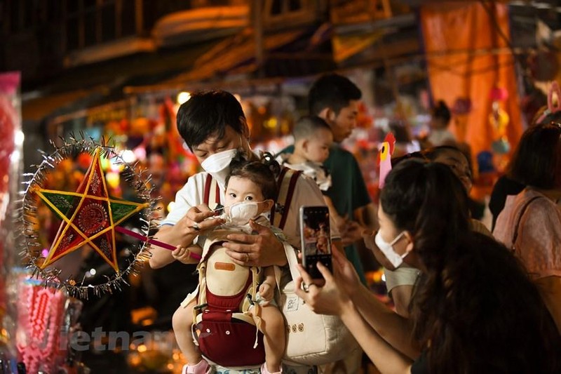 Phố cổ Hà Nội đông nghịt người dân đến chơi đêm Rằm tháng Tám
