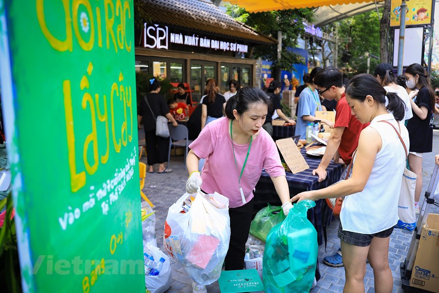 Hoạt động 'Đổi rác lấy cây' lan tỏa thông điệp bảo vệ môi trường