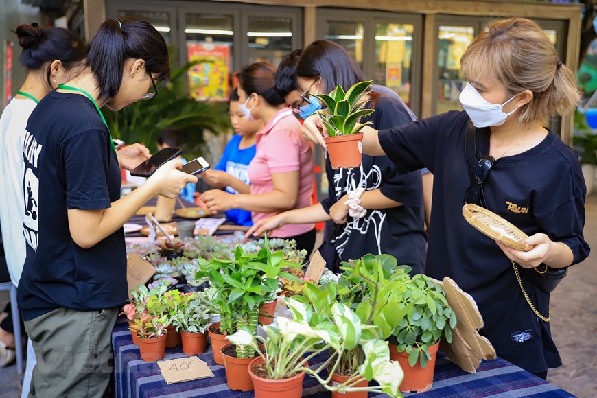 Hoạt động 'Đổi rác lấy cây' lan tỏa thông điệp bảo vệ môi trường