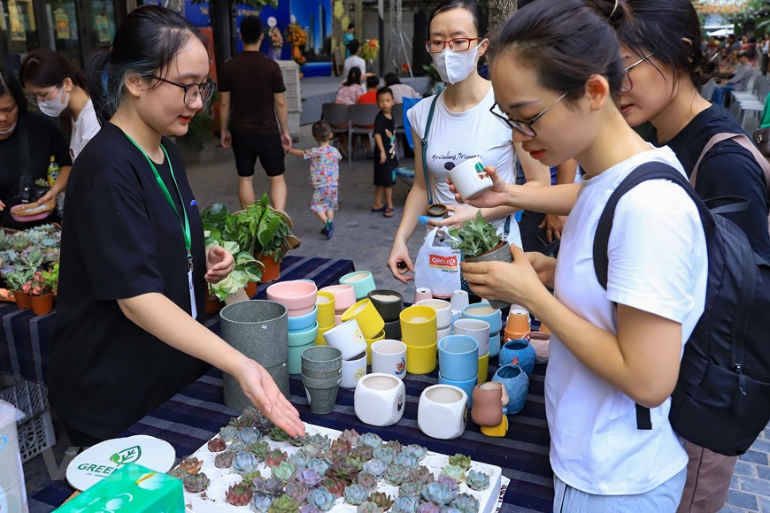 Hoạt động 'Đổi rác lấy cây' lan tỏa thông điệp bảo vệ môi trường