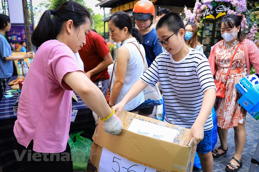 Hoạt động 'Đổi rác lấy cây' lan tỏa thông điệp bảo vệ môi trường