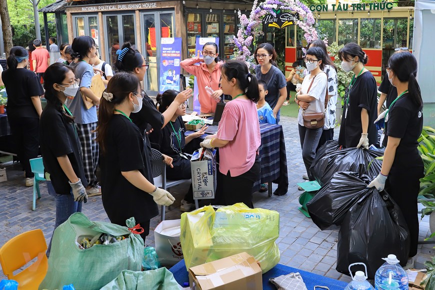 Hoạt động 'Đổi rác lấy cây' lan tỏa thông điệp bảo vệ môi trường