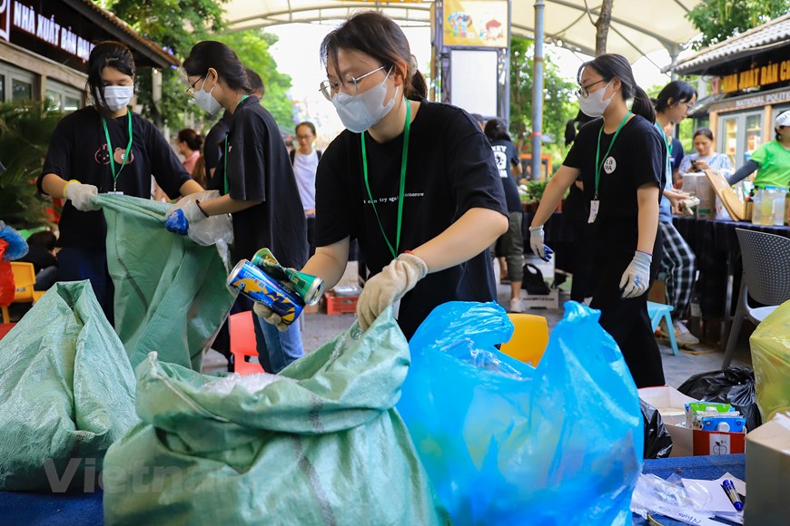 Hoạt động 'Đổi rác lấy cây' lan tỏa thông điệp bảo vệ môi trường