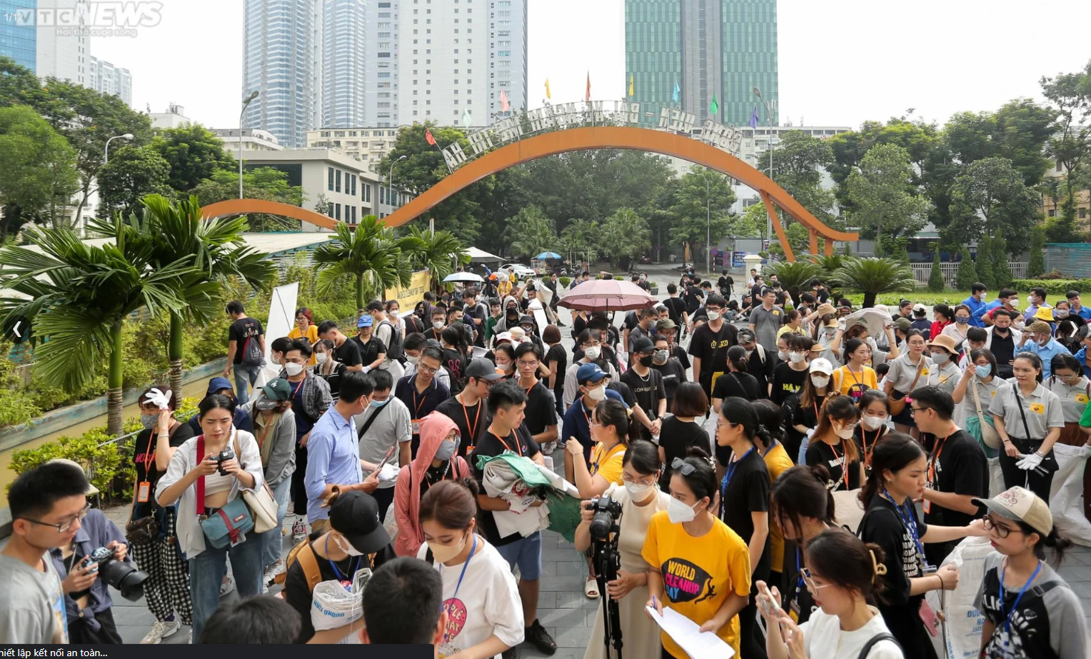 Hơn 500 tình nguyện viên Hà Nội dọn rác, làm sạch đường phố Thủ đô