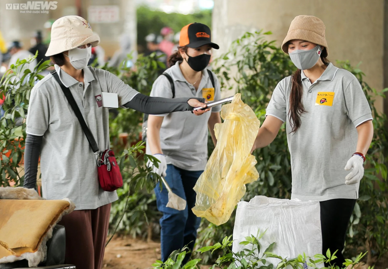 Hơn 500 tình nguyện viên Hà Nội dọn rác, làm sạch đường phố Thủ đô