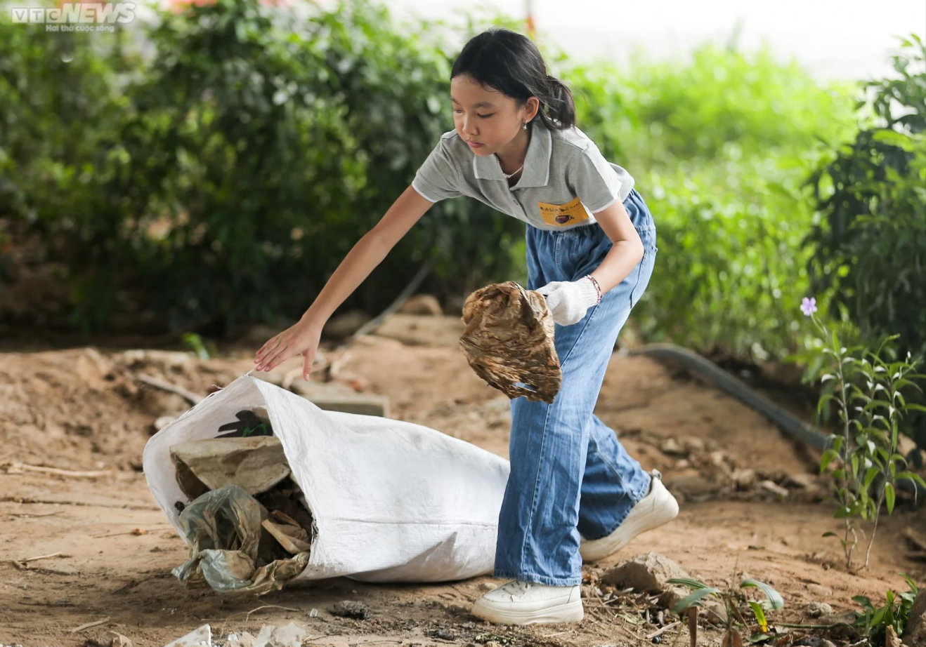 Hơn 500 tình nguyện viên Hà Nội dọn rác, làm sạch đường phố Thủ đô