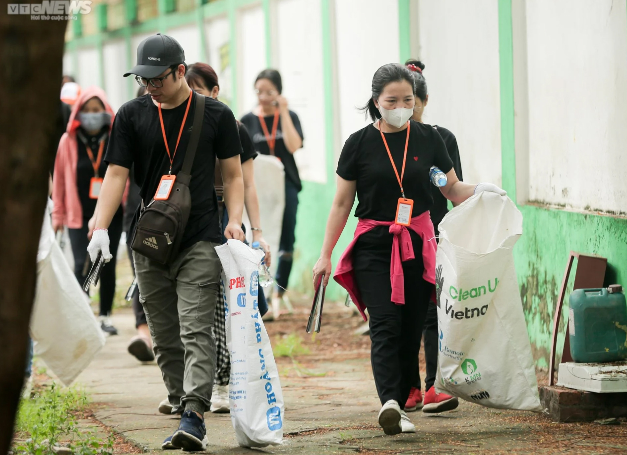 Hơn 500 tình nguyện viên Hà Nội dọn rác, làm sạch đường phố Thủ đô