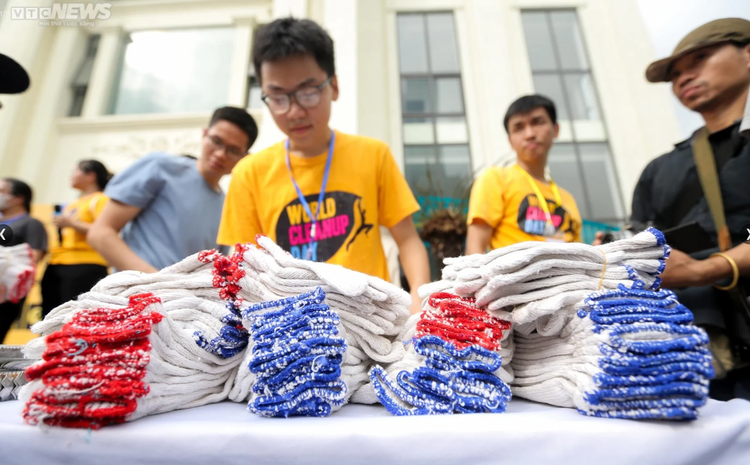 Hơn 500 tình nguyện viên Hà Nội dọn rác, làm sạch đường phố Thủ đô