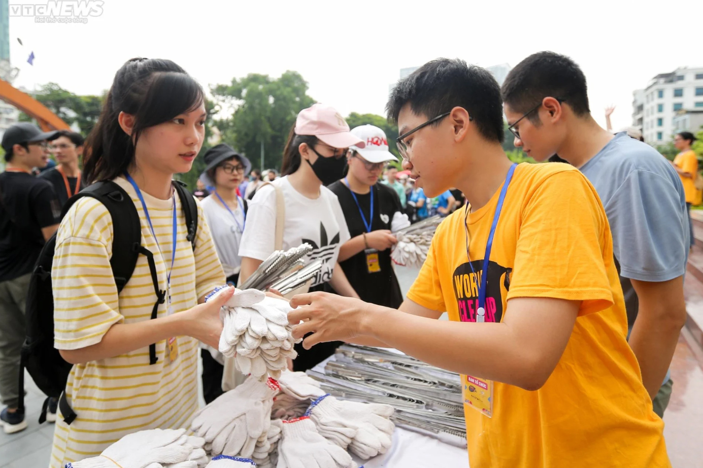Hơn 500 tình nguyện viên Hà Nội dọn rác, làm sạch đường phố Thủ đô