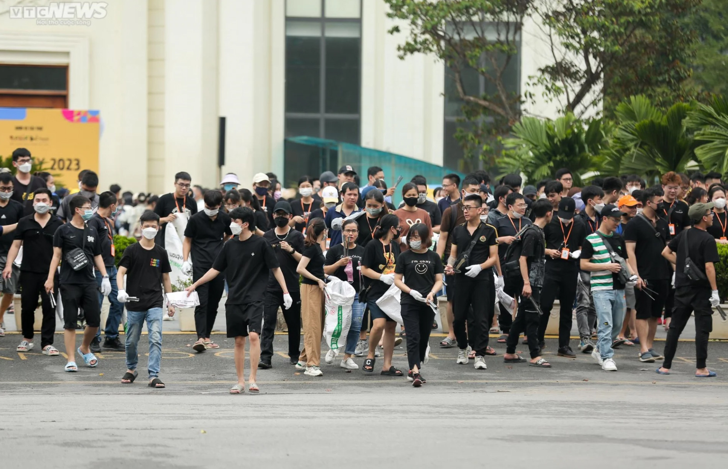 Hơn 500 tình nguyện viên Hà Nội dọn rác, làm sạch đường phố Thủ đô