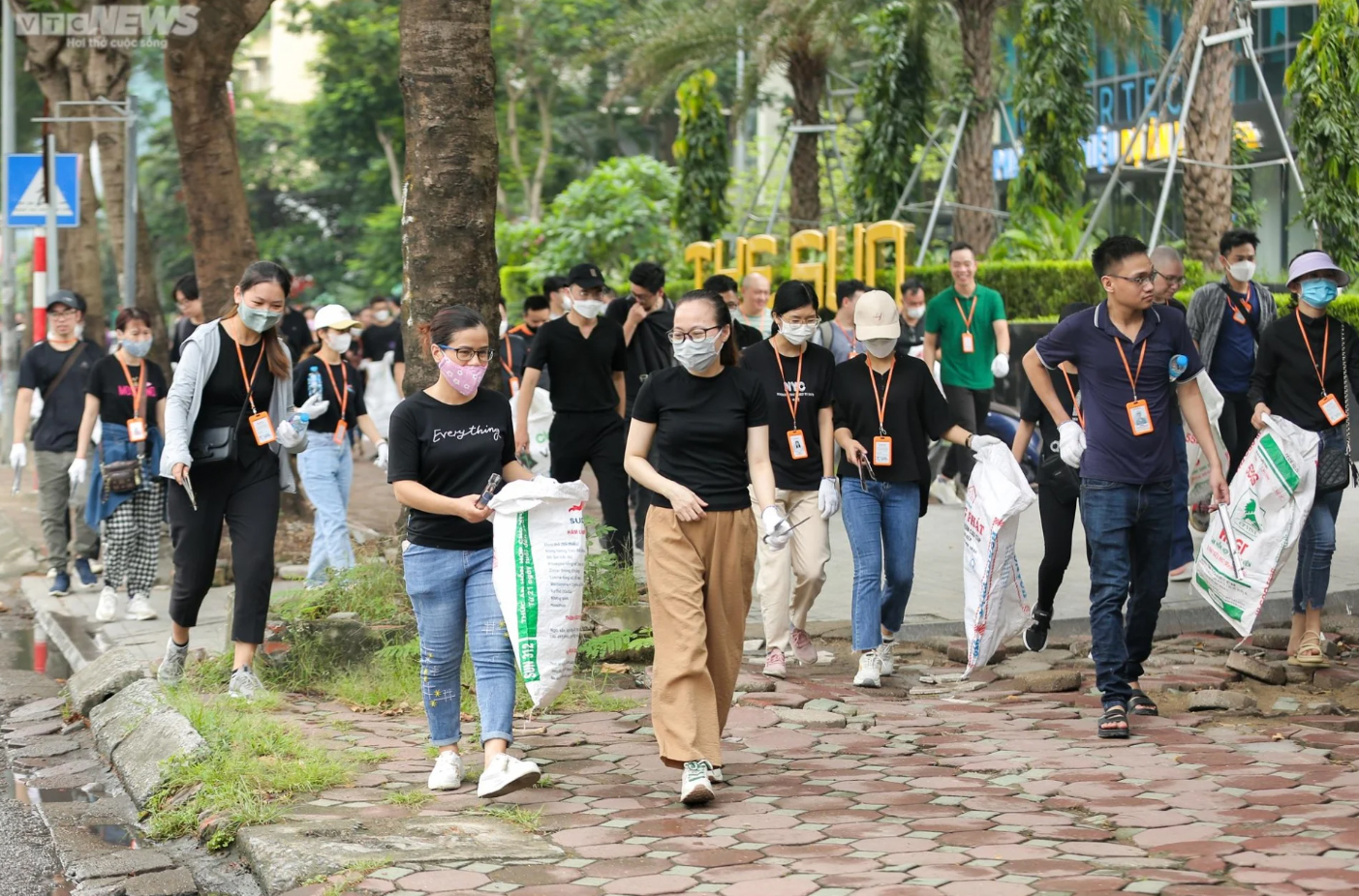 Hơn 500 tình nguyện viên Hà Nội dọn rác, làm sạch đường phố Thủ đô