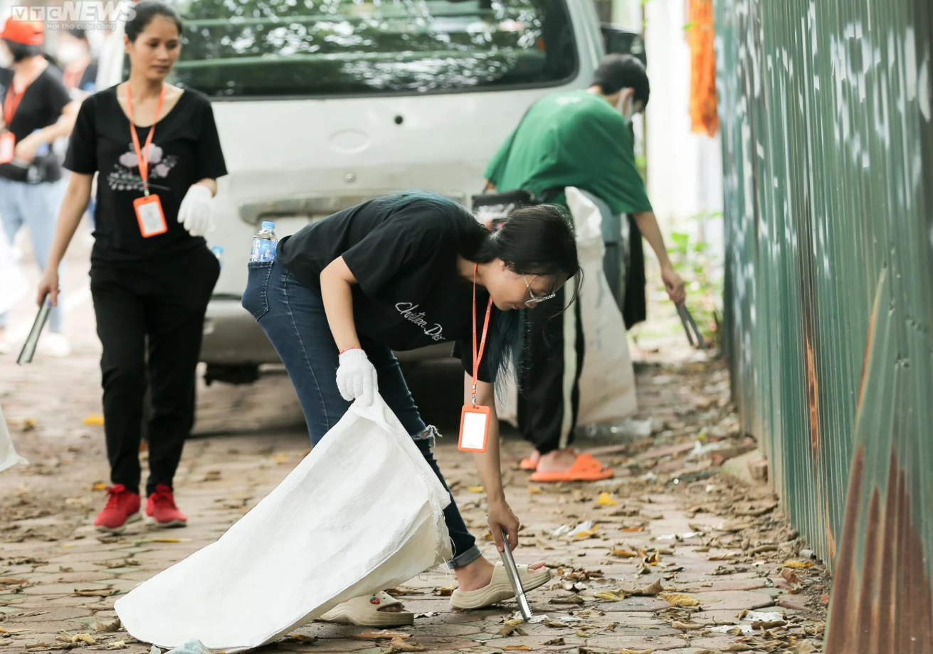 Hơn 500 tình nguyện viên Hà Nội dọn rác, làm sạch đường phố Thủ đô