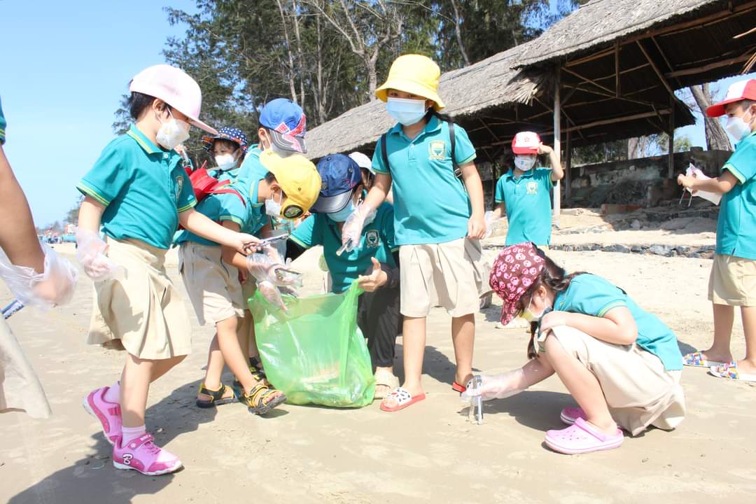 TP Vũng Tàu: Trẻ mầm non tham gia nhặt rác làm sạch bãi biển
