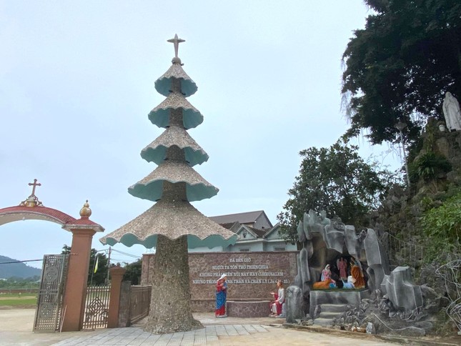 Công nhận kỷ lục Việt Nam cho cây thông Noel làm từ hàng triệu vỏ sò, ốc, hến