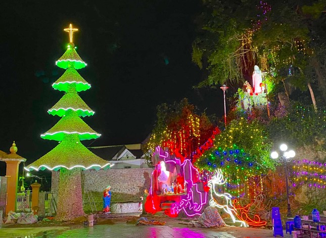 Công nhận kỷ lục Việt Nam cho cây thông Noel làm từ hàng triệu vỏ sò, ốc, hến