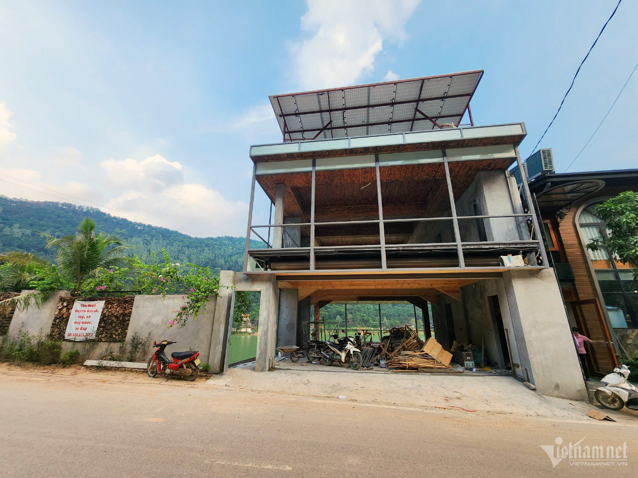 Cận cảnh 'đại công trình' xâm lấn rừng Sóc Sơn