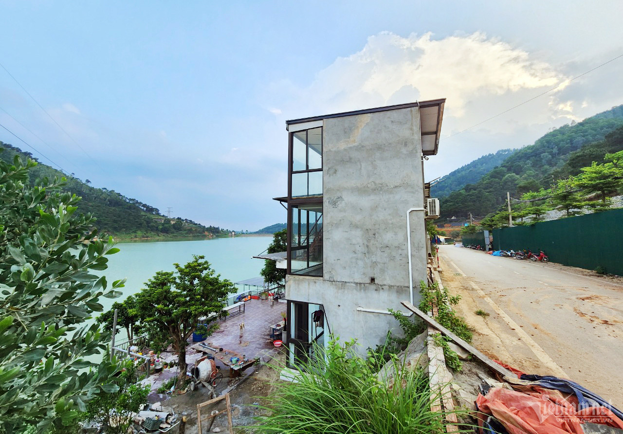 Cận cảnh 'đại công trình' xâm lấn rừng Sóc Sơn