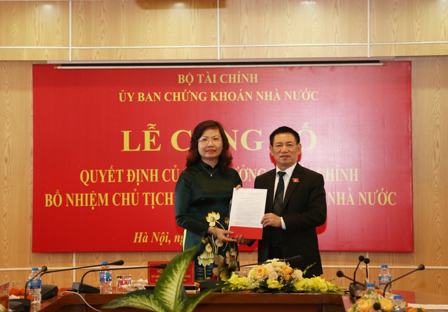 Bà Vũ Thị Chân Phương làm Chủ tịch Ủy ban Chứng khoán Nhà nước