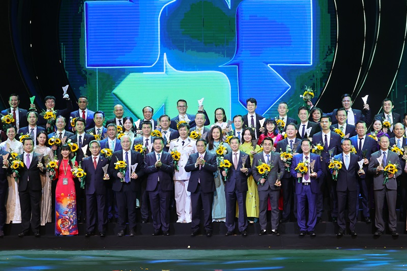 Thủ tướng: Tập trung tháo gỡ điểm nghẽn thể chế, kiên quyết, kiên trì, dứt khoát xóa bỏ cơ chế 'xin - cho', sách nhiễu