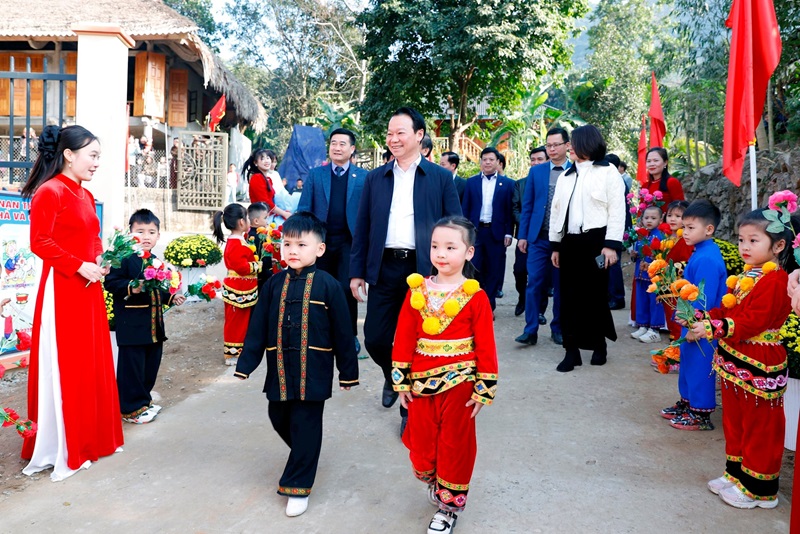 Từ trường học đến tương lai tươi sáng