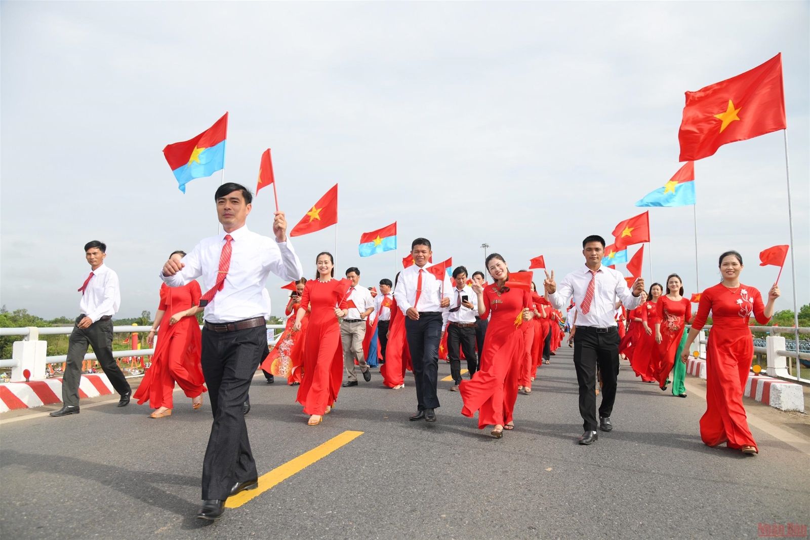 Chủ tịch nước Nguyễn Xuân Phúc dự Lễ Thượng cờ thống nhất non sông