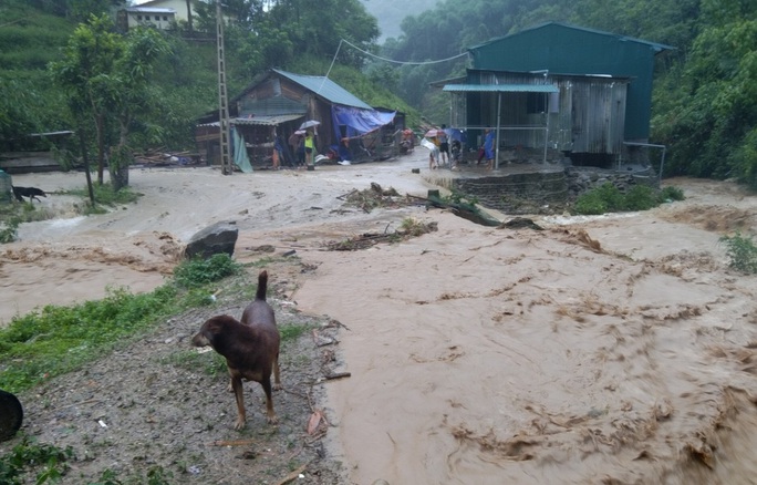 Huyện biên giới Thanh Hóa sơ tán khẩn cấp 100 hộ dân do mưa lớn, sạt lở