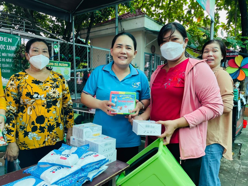 Dân gom rác đến xã đổi quà mang về