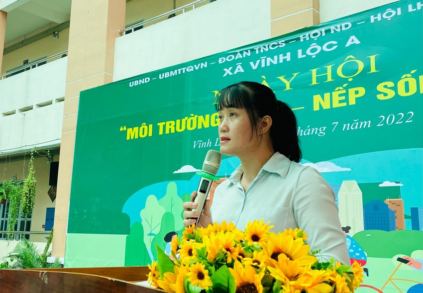 Dân gom rác đến xã đổi quà mang về