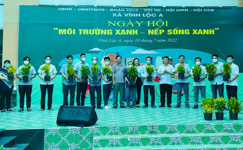 Dân gom rác đến xã đổi quà mang về
