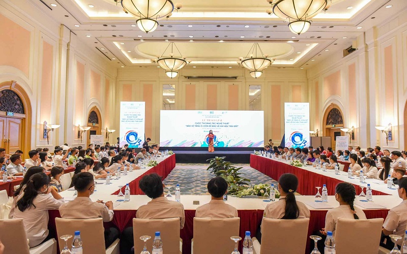 Trao giải và triển lãm trưng bày các tác phẩm đạt giải Cuộc thi sáng tác nghệ thuật Bảo vệ tầng ô-dôn để bảo vệ khí hậu Trái đất