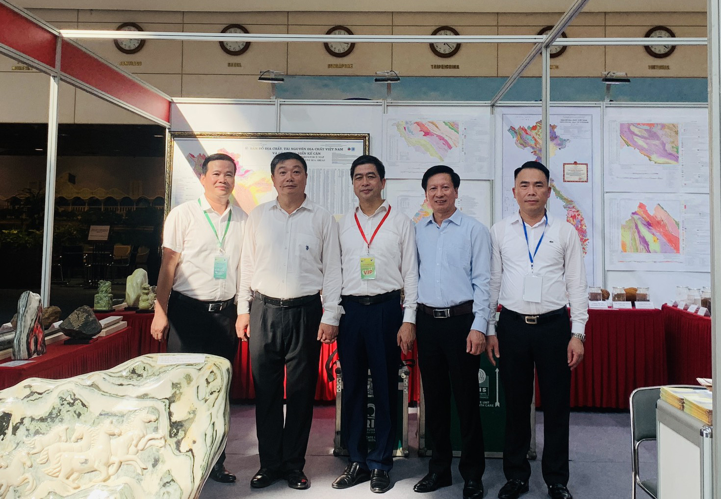 Hình ảnh lãnh đạo Bộ, đại biểu thăm quan gian Triển lãm của Tạp chí Tài nguyên và Môi trường