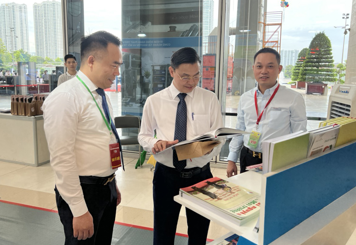 Bộ trưởng Trần Hồng Hà thăm gian trưng bày Tạp chí Tài nguyên và Môi trường
